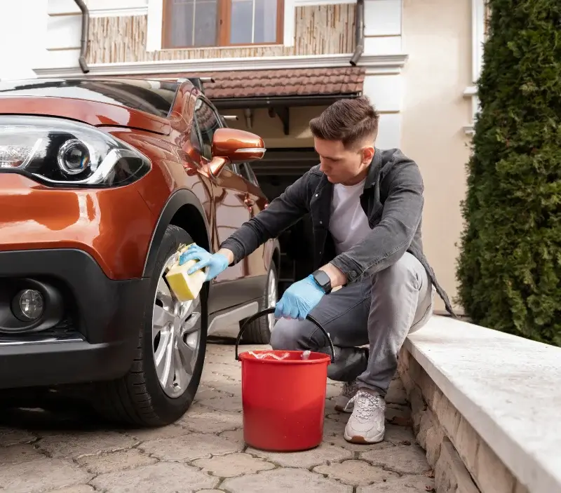 Lavage auto à domicile Sulniac : professionnel intervenant sur un véhicule